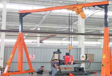 Low profile chain hoist