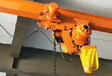 Low profile chain hoist