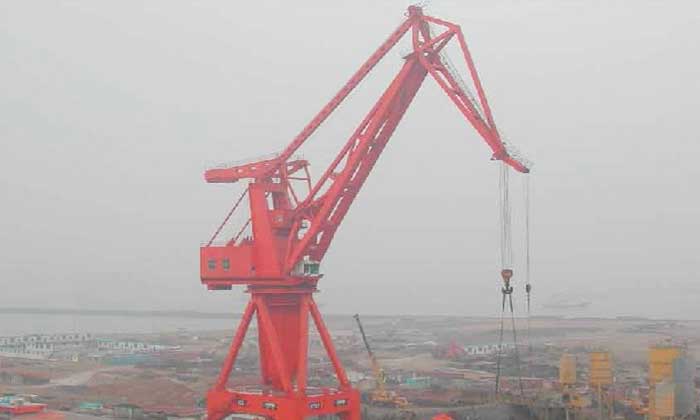 Types of Cranes for Construction:  Types of Cranes for Construction: