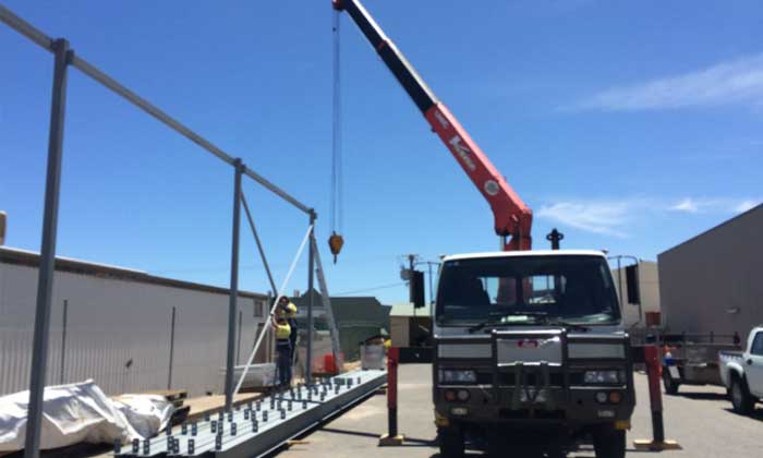 Types of Cranes for Construction:  Types of Cranes for Construction: