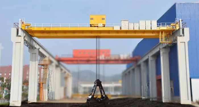 Double girder overhead crane with clamshell bucket