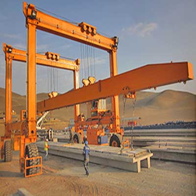 Straddle carrier lifter for long objects lifting