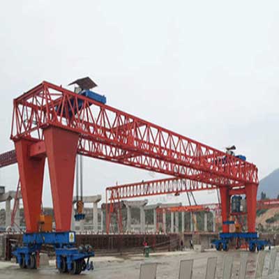 Rubber tyred straddle carrier