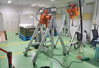 Aluminum gantry crane with explosion proof hoist for hazardouse application 