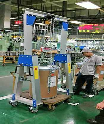 Aluminum gantry crane for light duty material handling 