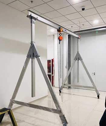 Height adjustable gantry crane 