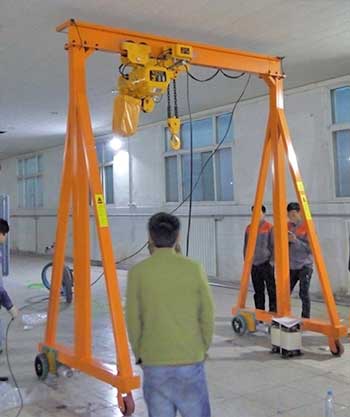 Portable gantry crane with low headroom hoist 