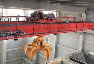Waste handling orange peel grab overhead crane