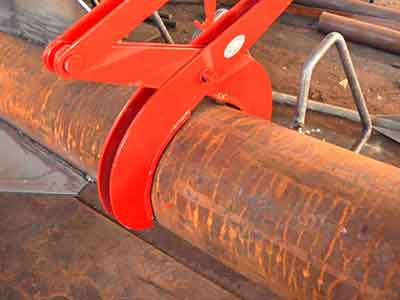 Pipe tong handling overhead cranes