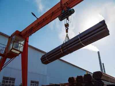 General use gantry crane with hook and slings for steel pipe handling