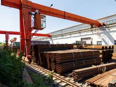 Semi gantry crane for steel pipe handling