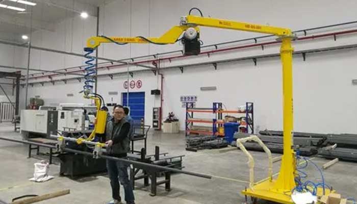 Articulating portable jib hoist