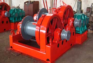 Hoisting and pulling rope winch