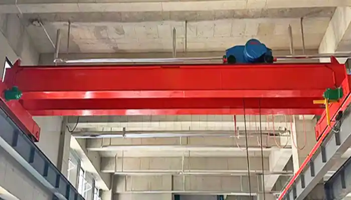 Low profile integrated hoist trolley for low headroom workshops 