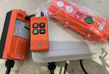Remote control of grab bucket overhead bridge crane