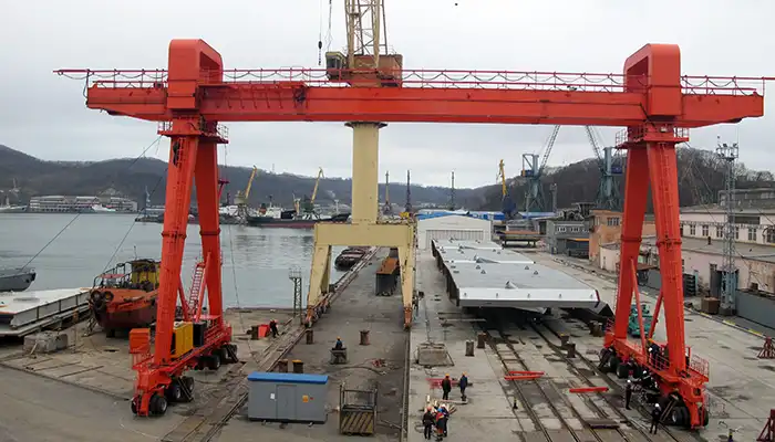 rubber tyred slipway crane , tailord shipyard crane 