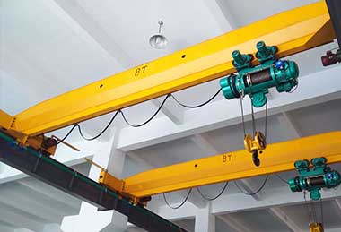 Low headroom wire rope hoist