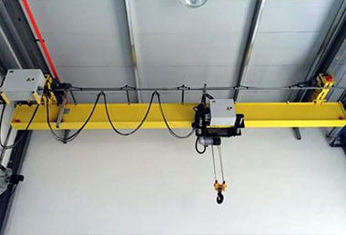 Low headroom wire rope hoist