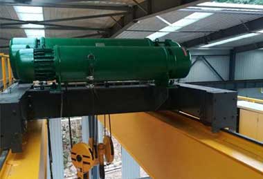 Low headroom wire rope hoist