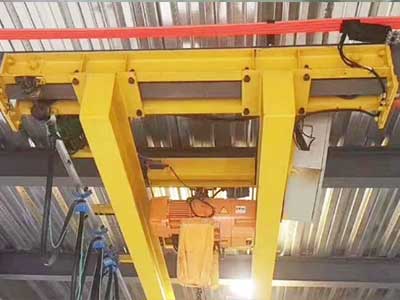 Suspended end carriage for double girder underslung crane