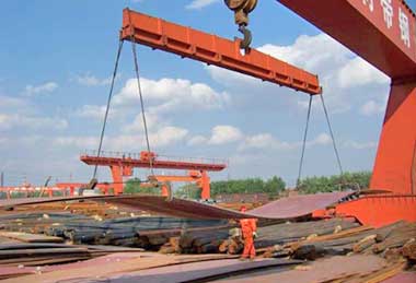 gantry crane with slings and ropes wiht hooks for steel plate handling