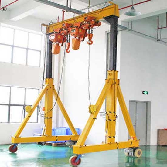 Adjustable rolling gantry crane