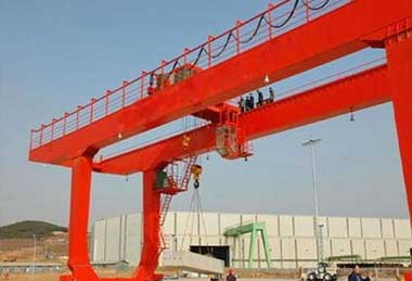 Rail mounted goliath crane with U leg gantry design