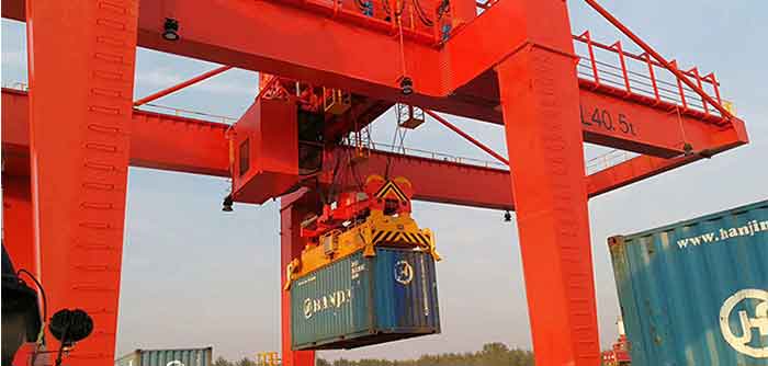 Rail mounted goliath crane for container handling