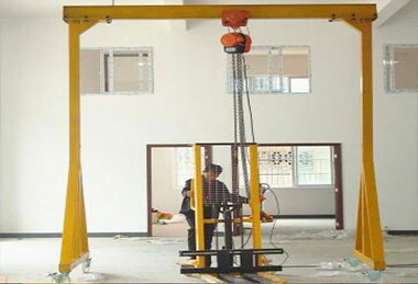 A frame crane with manual chain hoist