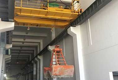 Grab overhead crane for waste recycling and sorting