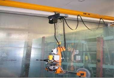 Single girder overhead crane for glass handling