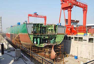 Underhung bridge crane for shipbuilding
