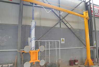 Pillar jib crane with vacuum lifter for glass handling