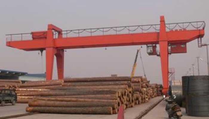 Grab gantry crane for log handling