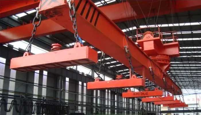 Electromagnetic double girder overhead cranewith rotatry hanging beam spreader
