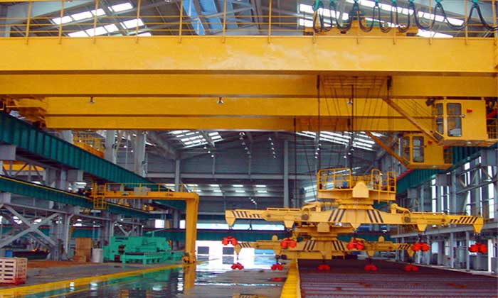Double girder overhead crane with magentic beam spreader