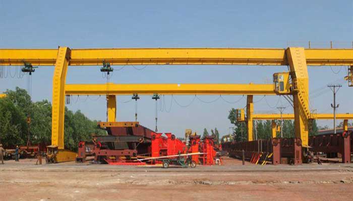 Single beam goliath crane with L shape leg 