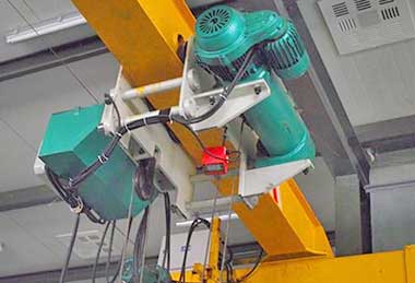 Stationary hoist with low headroom design hoist trolley