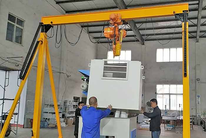 Adjustable gantry crane with motorized telescopic height
