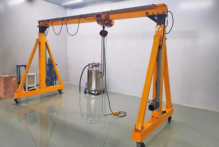 Telescopic gantry and telescoping gantry crane 