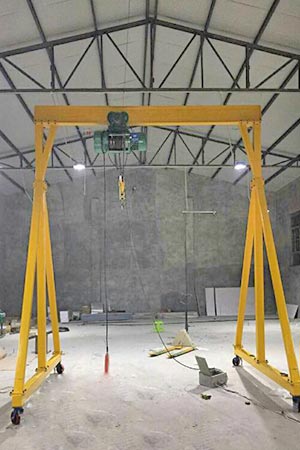 Fixed height manual gantry crane 