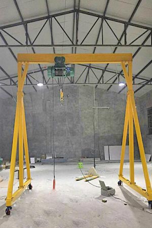 Hand push movable gantry crane 