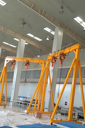 Hand push movable gantry crane 