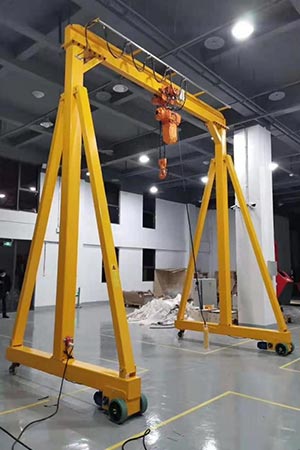Hand push movable gantry crane 