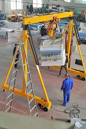 Adjustable height gantry crane 