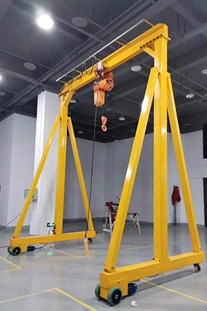 Motorized travelling portable gantry crane 