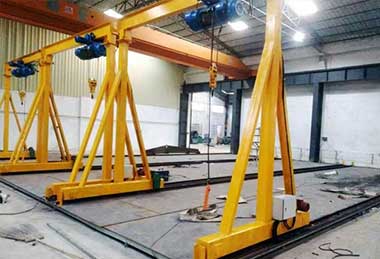 Rail travelling portable gantry crane with electric wire rope hoist 