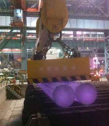 Magnetic overhead crane for hot temperature round steel handling 