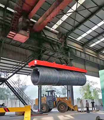 Magnetic overhead crane for a rectangular working area