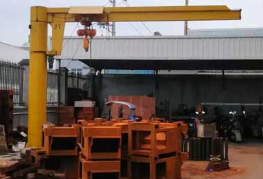 Slewing jib cranes for factory workshop material handling  Slewing jib cranes for factory workshop material handling